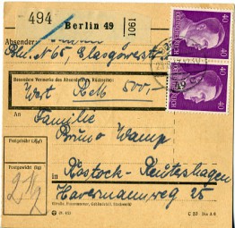 1943, 23.Aug., Paketkte. m. MiF. BERLIN N49 c(Handstpl.) nach Rostock. Porto: RM 0.85.